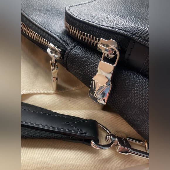 Louis Vuitton Avenue Sling Bag - Picture 5 of 15